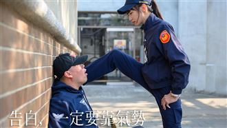 正妹女警「壁咚」網求IG 警局給了