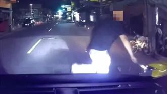 小黃未打方向燈　男子跟運將當街互砍