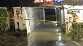 高市清晨豪大雨致災高雄市26日清晨豪雨落雷造成部分低窪區積水，警方獲報緊急封鎖，禁止人車通行；湖內區太平路的涵洞即積水近20公分。（民眾供圖）