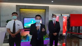 群創發表可捲曲迷你發光二極體群創25日發表主動式矩陣迷你發光二極體（AM Mini LED），取得技術大躍進，展示55吋 AM MiniLED可捲曲公眾顯示器。左起群創執行副總經理丁景隆、董事長洪進揚、總經理楊柱祥。中央社記者潘智義攝　109年8月25日