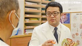 羅啟文醫師看診照。（圖／台北慈院提供）