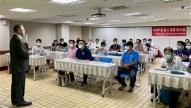 導遊職訓金門場開課　觀光協會支持金門縣政府成功向交通部觀光局爭取「109年導遊人員職前訓練」首次在金門開班授課，25日在社福館開課，中華民國觀光導遊協會理事長許冠濱（左）致詞。（金門縣政府提供）中央社記者黃慧敏傳真　109年8月25日