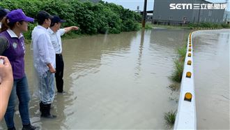 陳其邁雙腳泡水視察 網:幸好換人