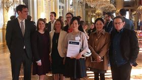 台灣旅比科學家研究阿茲海默症 登世界頂尖期刊台灣科學家陳暐婷（前右3）與比利時科學團隊應用嶄新技術研究阿茲海默症，研究論文8月20日登上科學期刊「細胞」（Cell）。（陳暐婷提供）中央社記者唐佩君布魯塞爾傳真 109年8月25日