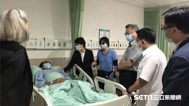 勇警遭砍傷腳　盧秀燕奔醫院心疼慰問