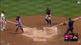 ▲滿壘要觸殺？主身雙手一攤全場傻眼。（圖／翻攝自MLB官網）