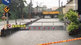 台南暴雨狂下　民眾驚呼：有海浪！