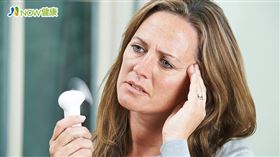 名家專用／NOW健康／更年期因女性荷爾蒙的關係，部分女性會產生一些不適症狀，包括熱潮紅、心悸、盜汗、偏頭痛，以及頻尿、漏尿、尿失禁、尿道發炎、性交疼痛。(勿用)