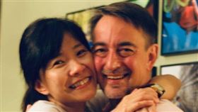 來自台灣的作家莊祖宜（左）在臉書貼出一家和駐成都總領事的丈夫林杰偉（右）團聚的照片，指分離6個多月，恍若隔世。（圖取自facebook.com/tzui.chuang）