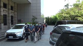 林姓男子2017年成立鴻顥有限公司，登記為宗教、喪葬用品批發，實則從事靈骨塔詐騙，2020年8月19日遭刑事局逮捕，訊後解送新北地檢署。（圖／翻攝畫面）