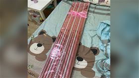 包「墓碑」當禮物！女友一拆嗨翻…網竟狂搖頭：真的有禁忌（圖／翻攝自爆怨公社）