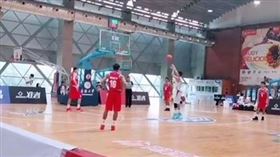 ▲中國大學聯賽出現打很假的比賽。（圖／翻攝自微博）