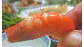 男吃晚餐剝蝦…蝦肉竟浮現人臉！網嚇慘全起立敬禮：國父好（圖／翻攝自爆廢公社）