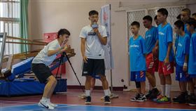 華航攜手寶島夢想家舉辦公益籃球訓練營，邀請球員吳松蔚、林俊吉與王柏智至桃園市中壢區自強國中指導籃球技巧，勉勵小球員勇敢追逐夢想。（圖／華航提供）