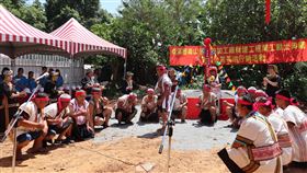 花蓮崙山苦茶油廠動土　布農族傳統祈福花蓮縣卓溪鄉公所26日舉行崙山村苦茶油加工廠興建工程動土典禮暨黃金苦茶油行銷活動，邀請在地布農族人以傳統八部合音等傳統儀式為工程祈福。中央社記者李先鳳攝　109年8月26日