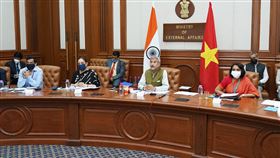 印度越南舉行貿易經濟與科技合作會議印度與越南25日透過視訊舉行第17次印度越南貿易、經濟與科技合作聯合委員會會議，印度由外交部長蘇杰生（前排右三）率代表團官員與會，雙方願強化印太合作。（印度外交部提供）中央社記者康世人新德里傳真   109年8月26日