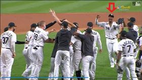 ▲吉歐利托（Lucas Giolito）投出無安打比賽，希曼尼茲（Eloy Jimenez）參與慶祝扭傷腳。（圖／翻攝自MLB官網）