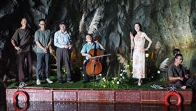 金門坑道音樂節11月登場（1）2020金門坑道音樂節11月7、8日在翟山坑道登場，金門國家公園管理處26日邀請音樂節藝術總監大提琴家張正傑（左4）偕同女高音蔣啟真（左5）演出歌劇「卡門」等曲目片段，宣告活動起跑。中央社記者黃慧敏攝　109年8月26日