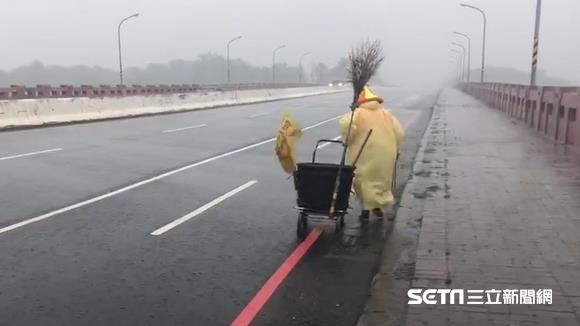 豪雨狂炸　台南嬤徒步8公里撿垃圾