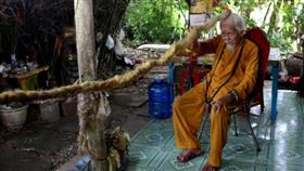 老翁頭髮長達5公尺。（圖／翻攝自推特）