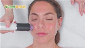 活氧泡泡膠囊之所以能讓肌膚立即展現明亮與潤澤，背後原因在於可提供細胞充氧作用，經由身體自然的生理反應--玻爾效應，幫助肌膚細胞充飽氧氣。