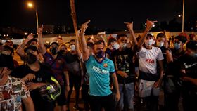 氣走梅西！3百「梅粉」包圍巴薩主場
足球,西甲,巴塞隆納,阿根廷,Lionel Messi,梅西
翻攝自推特