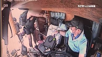 不戴罩遭拒載　外籍男「肉身擋客運」