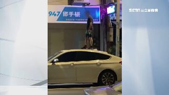 包包不見找人出氣　男爬車頂揮刀大鬧