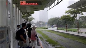 大雨影響　高雄輕軌部分路段上午一度停駛南台灣26日大雨不斷，高雄輕軌部分路段積水影響列車行駛，高雄捷運公司依SOP標準作業程序，在上午10時44分變更運轉模式，包括C1到C8站路段停駛，並啟動乘客接駁作業；C8到C14站採局部運轉。（民眾提供）中央社記者王淑芬傳真　109年8月26日