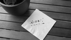 神秘老翁在餐巾紙上下一段話。（示意圖／翻攝自pixabay）