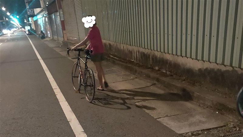腳踏車爆胎　老婆騎車救援…下場更慘
