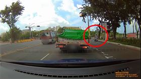 休旅車,車禍,紅燈,煞車,河華路,高雄／翻攝youtube