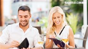 男女在認識階段時到底能不能問「年薪」？國際婚戀交友App《SweetRing》調查（圖／SweetRing）