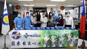 菲律賓疫情延燒　柬埔寨台商捐贈8萬片口罩在駐菲代表徐佩勇（前中）見證下，菲律賓台商總會總會長黃雅惠（前右3）26日代表台商總會接受柬埔寨台灣商會會長王美蕙、美德醫療集團總裁楊克誠等人捐贈的8萬片醫療級口罩。中央社記者陳妍君馬尼拉攝　109年8月26日