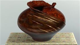 彭坤炎漆藝作品獲選日本明治神宮奉納漆器台灣漆藝家彭坤炎作品「包容」從眾多名家中脫穎而出，被選為日本明治神宮2020「鎮座百年」奉納漆器，不論對彭坤炎的漆藝創作及多年來深化台日漆藝文化交流的努力，都是一大肯定。（國立台灣工藝研究發展中心提供）中央社記者蕭博陽南投縣傳真　109年8月26日