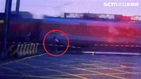 短裙女穿越平交道／民眾提供