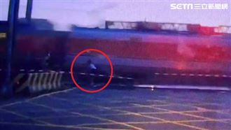 短裙女闖平交道散步　玩命擦身自強號