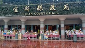 宜蘭縣府各局處聯合中元普渡宜蘭縣政府26日下午舉辦各局處聯合中元普渡，各單位依民間習俗準備多樣供品進行祭祀。中央社記者沈如峰宜蘭縣攝　109年8月26日