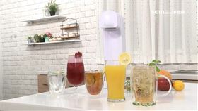 夏天一到，不少人就愛喝冰冰涼涼的飲料消暑氣！近年來各種氣泡飲竄起成為熱賣品項，氣泡入口冰涼刺激，鍋寶推出氣泡水機，自己在家動手做氣泡飲，口味多元還能控制甜度糖分，減少身體負擔。