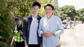 宣導交通安全　林右昌與波特王聯手演出基隆市長林右昌（前右）與網紅波特王（前左）合作演出宣導交通安全，林右昌在影片最後也溫馨提醒民眾，務必遵守交通規則，不要心存僥倖，才能開心出門，平安回家。（基隆市政府提供）中央社記者王朝鈺傳真　109年8月27日