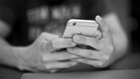 陸媒報導，中國大陸深圳市一名21歲男子因為微信帳號被封又申訴無門，一時想不開從騰訊用戶接待中心頂樓墜樓身亡。（示意圖／圖取自Unsplash圖庫）