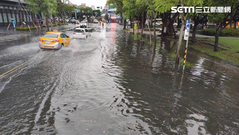 北市水淹30公分　汽車水中行駛
