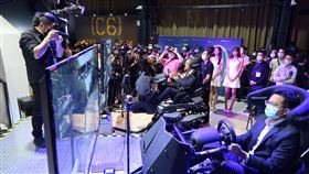 智崴5G VR體感電競垂直應用場域啟用（2）智崴5G VR體感電競垂直應用場域26日在高雄舉行開幕記者會，高雄市經發局長廖泰翔（前右）出席實際體驗遊戲，會中並允諾將持續推動體感科技園區計畫補助。中央社記者王淑芬攝　109年8月26日