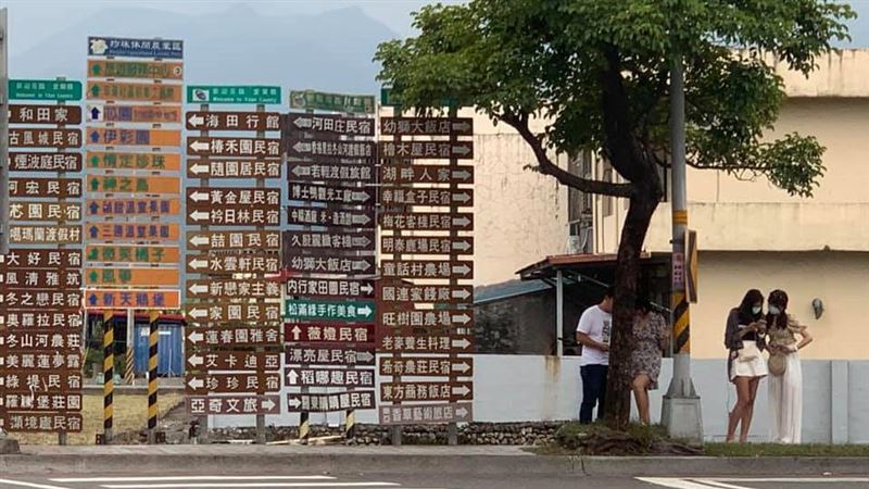 宜蘭街景驚見進擊的招牌　網：網美牆
