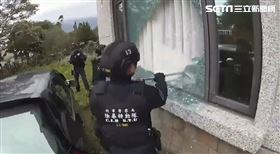 刑事局偵破賭博詐騙網站,攻堅破窗進入機房。（圖／翻攝畫面）