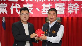 鍾東錦任國民黨苗縣黨部主委（1）國民黨苗栗縣黨部27日舉辦縣黨部主委布達典禮暨黨代表、基層幹部座談會，黨主席江啟臣（左）頒發派任書及印信給苗栗縣議會議長、新任黨部主委鍾東錦（右）。中央社記者管瑞平攝　109年8月27日