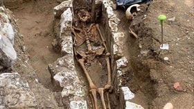 考古團隊在西敏寺以北發現一間聖器室，裡面還有大量遺骸（圖／翻攝自西敏寺） 