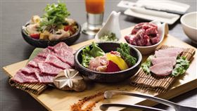 ▲冷藏美國牛單人餐／帶筋的牛小排口感佳；牛肋條富有嚼勁；厚切牛舌口感豐富；去骨雞腿肉肉質鮮嫩，並附沙拉、雞湯、飲品及甜點。（圖／蔡孝如提供）