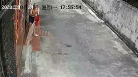 鄰居頂樓高我家8公分！80歲翁「潑尿1年」報仇：不吉利▲。（圖／翻攝自微博）