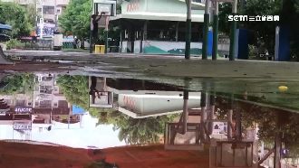 「風雨球場」漏雨積水　網諷：倒影美